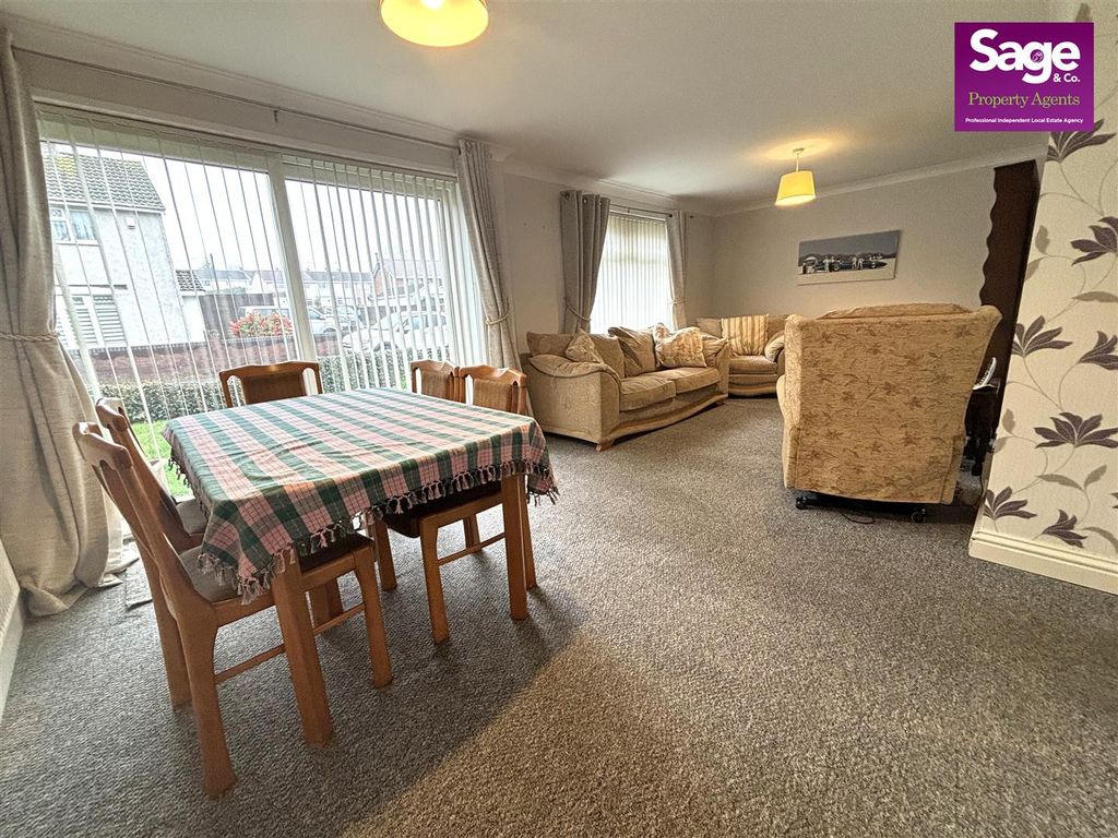 2 bed flat for saleCaernarvon Crescent, Llanyravon NP44 photo 4