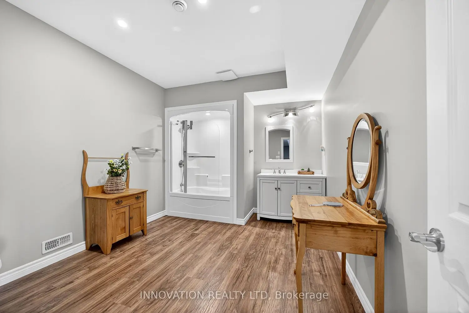 Additional image 16 of 731 Usborne Street