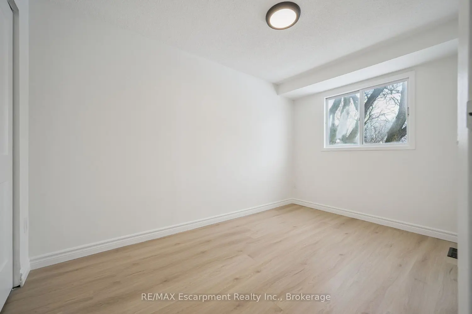 Additional image 14 of 40 Imperial Road 71