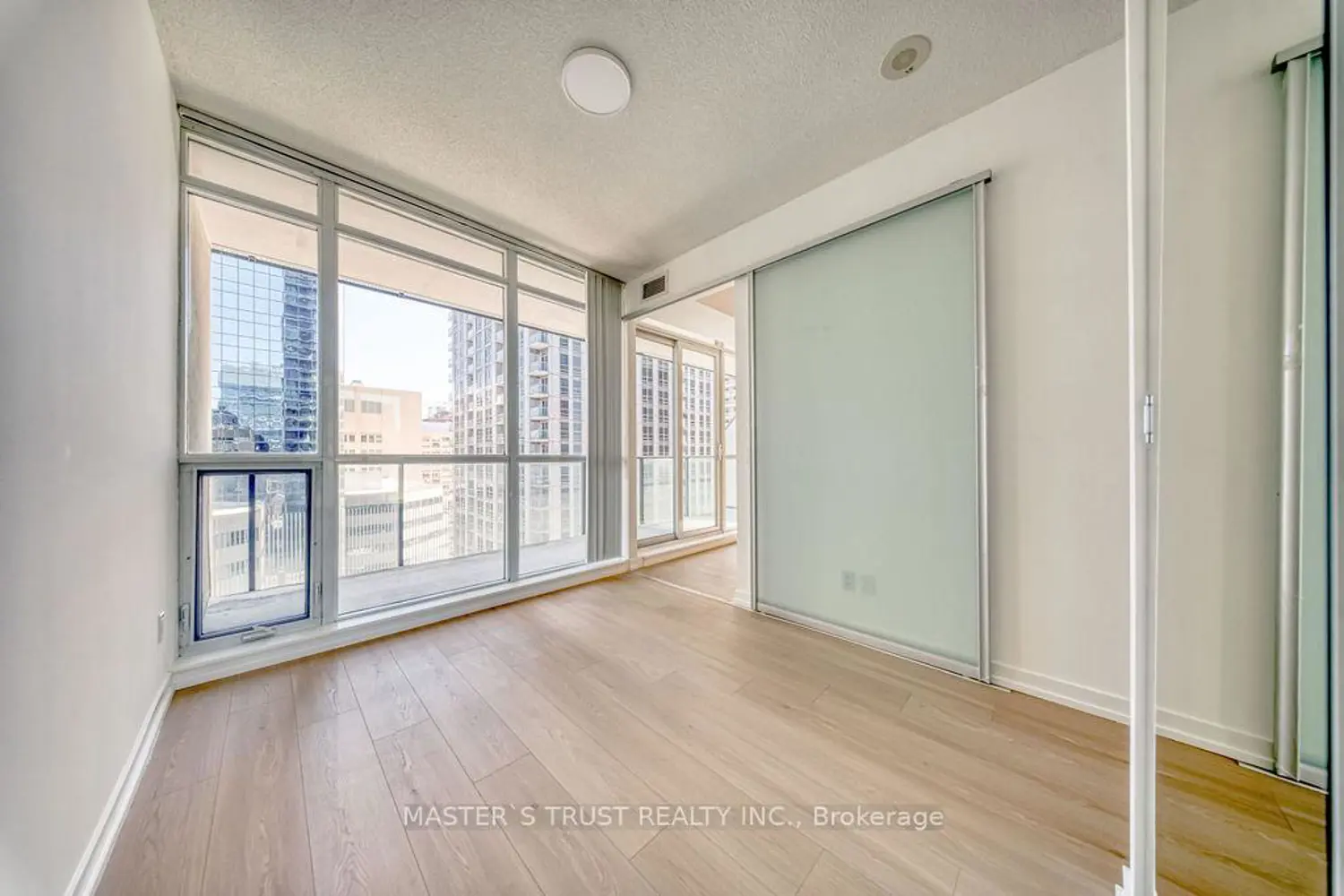 Additional image 10 of 770 Bay Street 1002