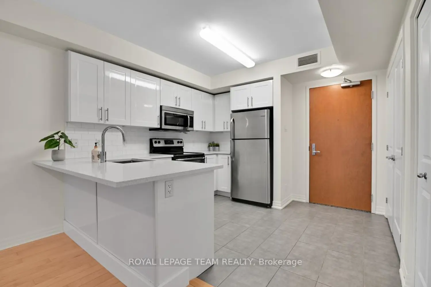 Additional image 4 of 242 Rideau Street 703