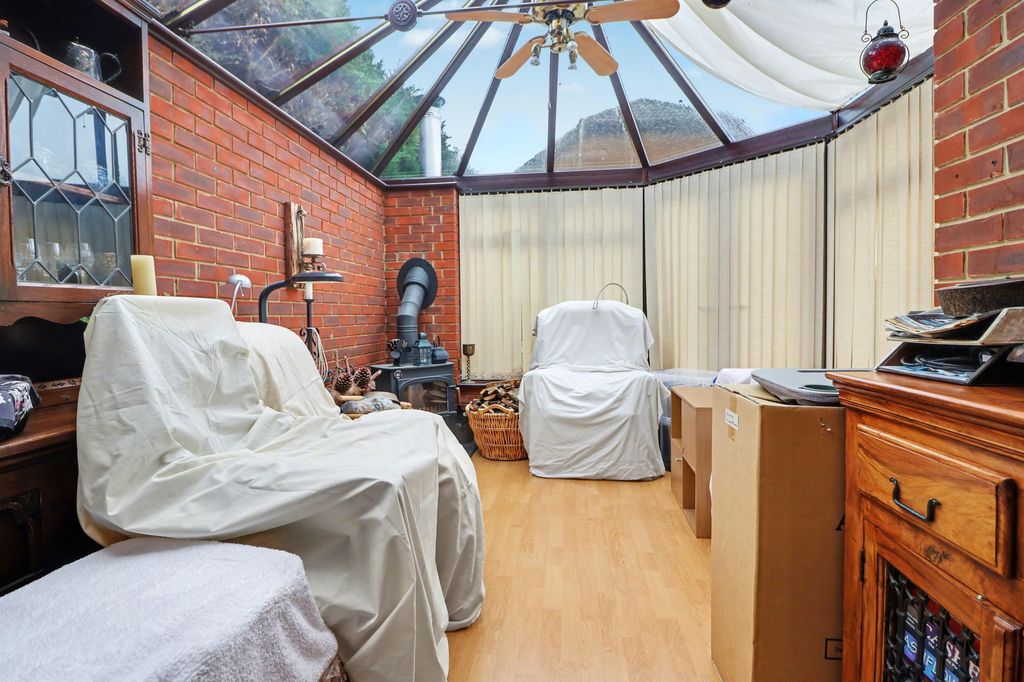 4 bed detached house for saleGresley Gardens, Hedge End SO30 photo 5