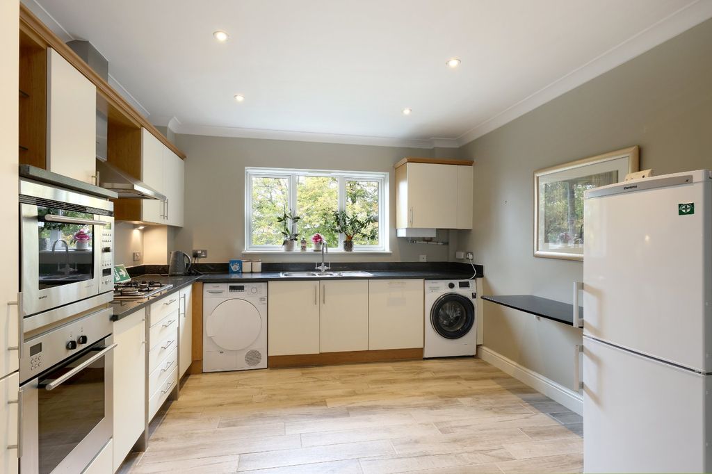 Additional image 3 of 2 bed flat for saleGrove Road, Beaconsfield, Buckinghamshire HP9
