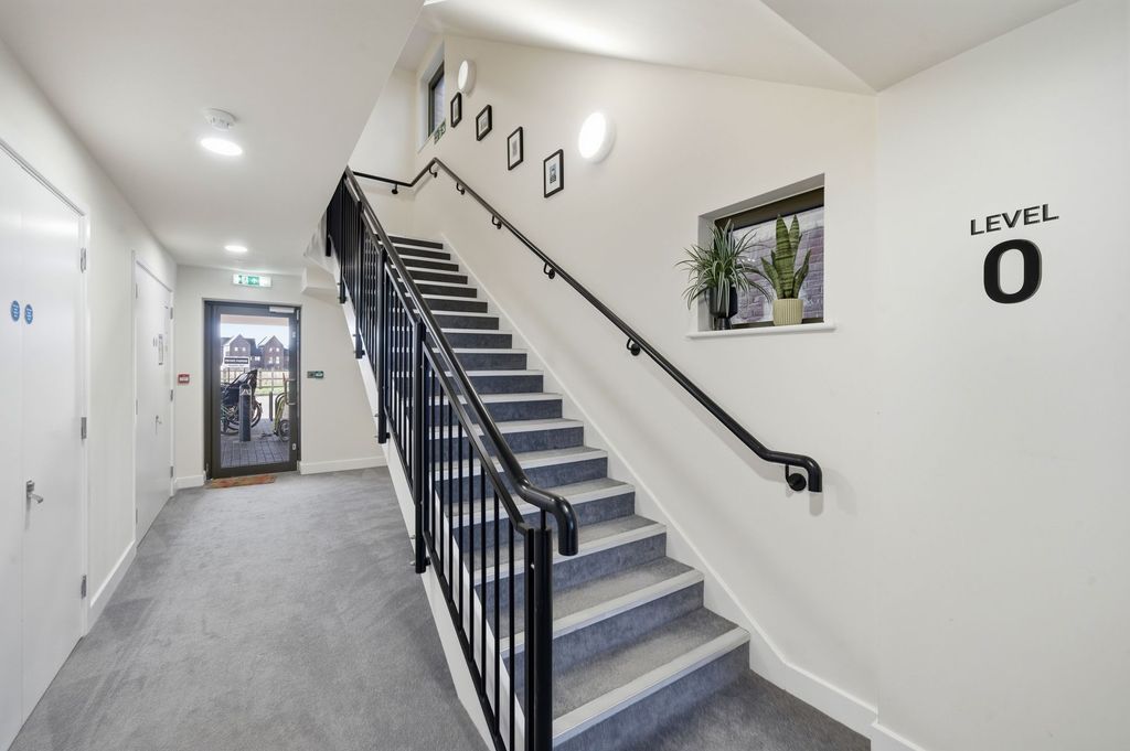 2 bed flat for salePatagonia Way, Cambridge CB3 photo 5