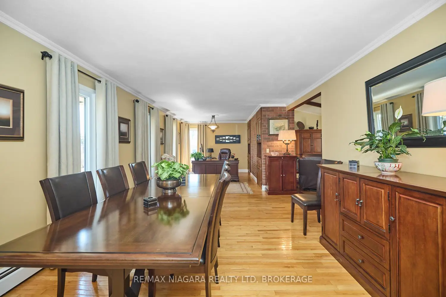 1121 Pettit Road photo 2