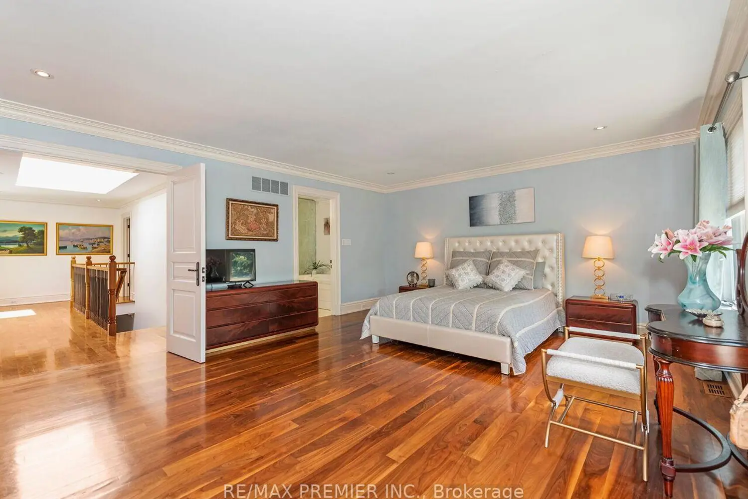 Additional image 15 of 35 Yorkdale Crescent