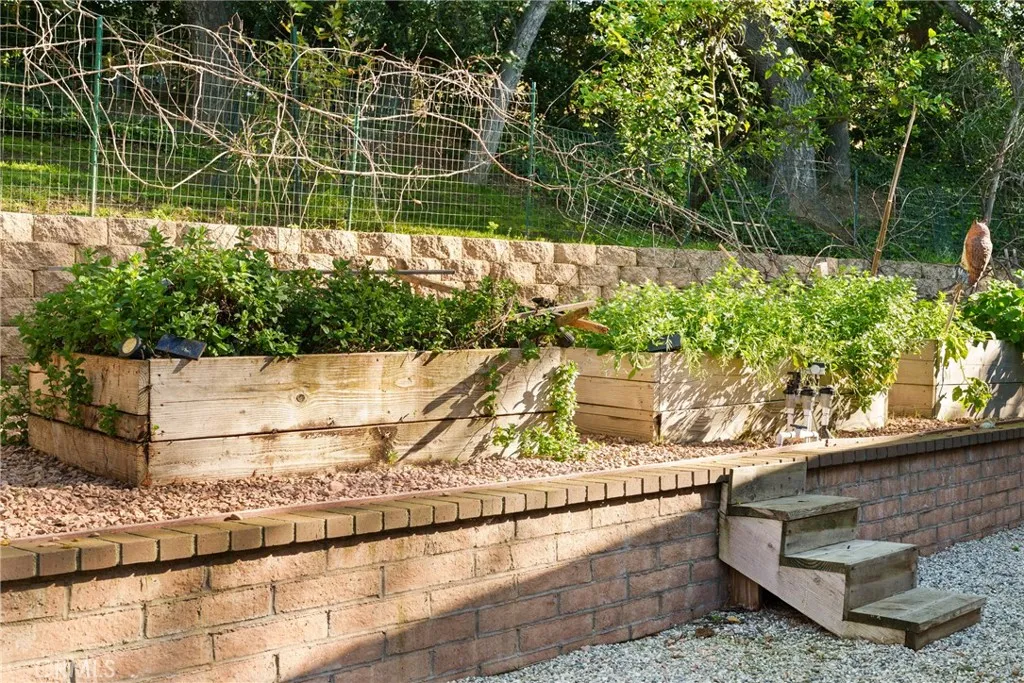 809 Highland Drive, La Canada Flintridge, CA 91011