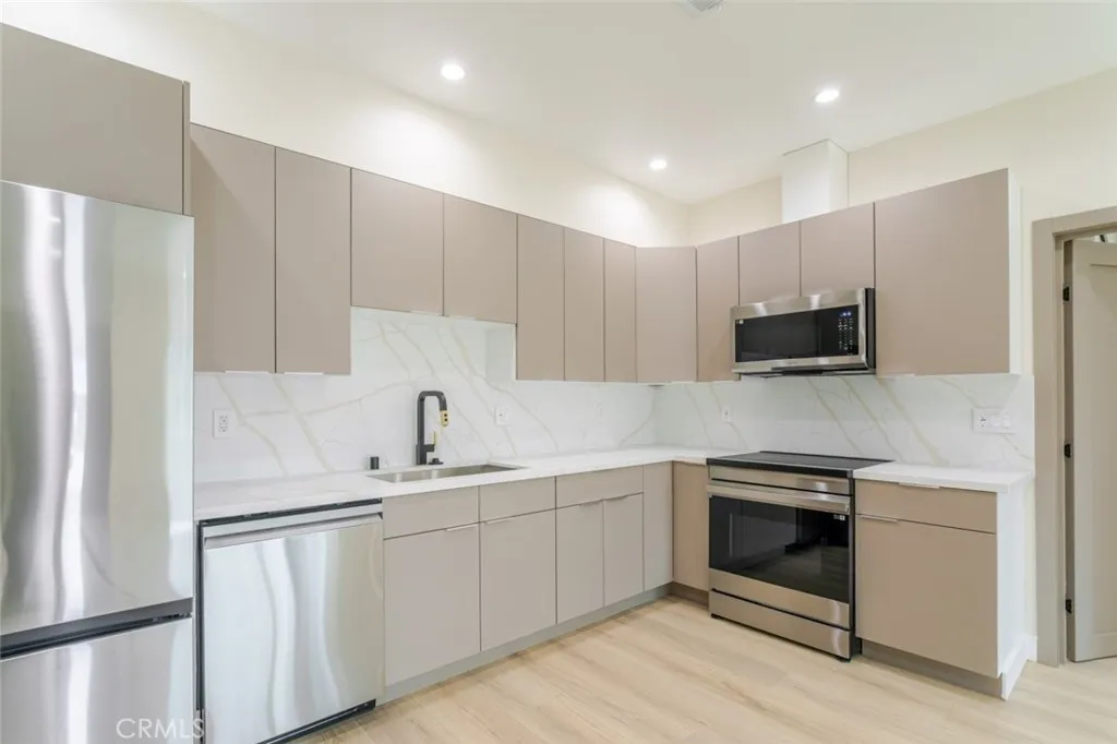 Additional image 6 of 11112 Emelita Street, North Hollywood, CA 91601