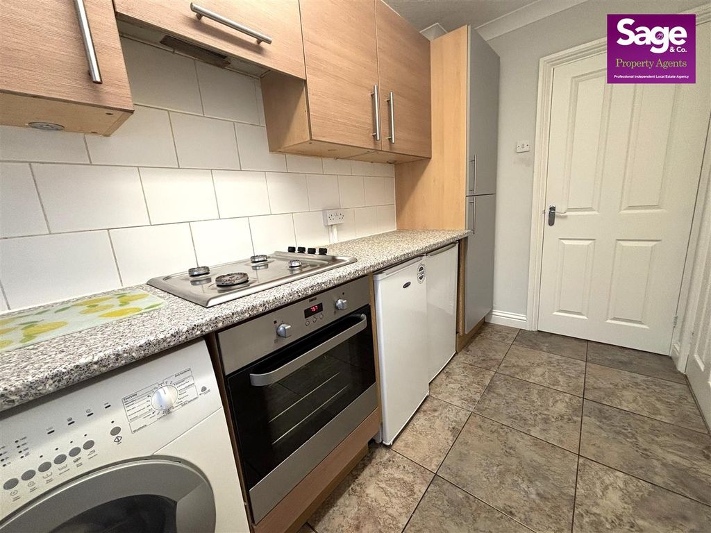2 bed flat for saleCaernarvon Crescent, Llanyravon NP44 photo 3