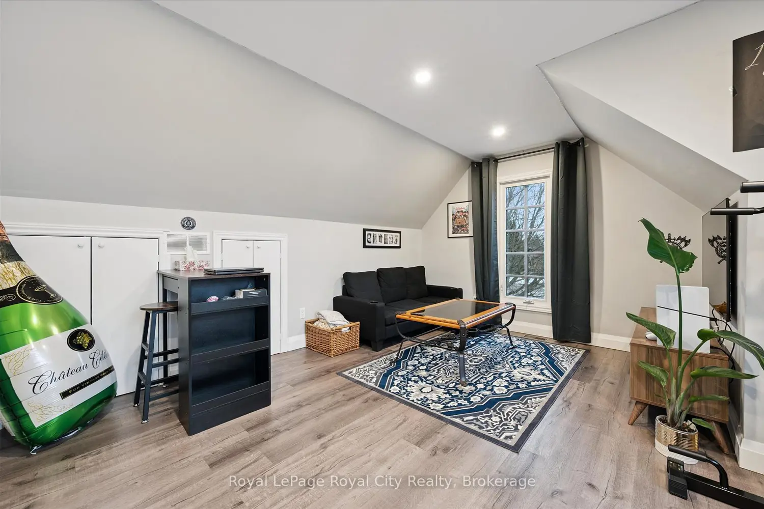 Additional image 11 of 60 Hands Drive