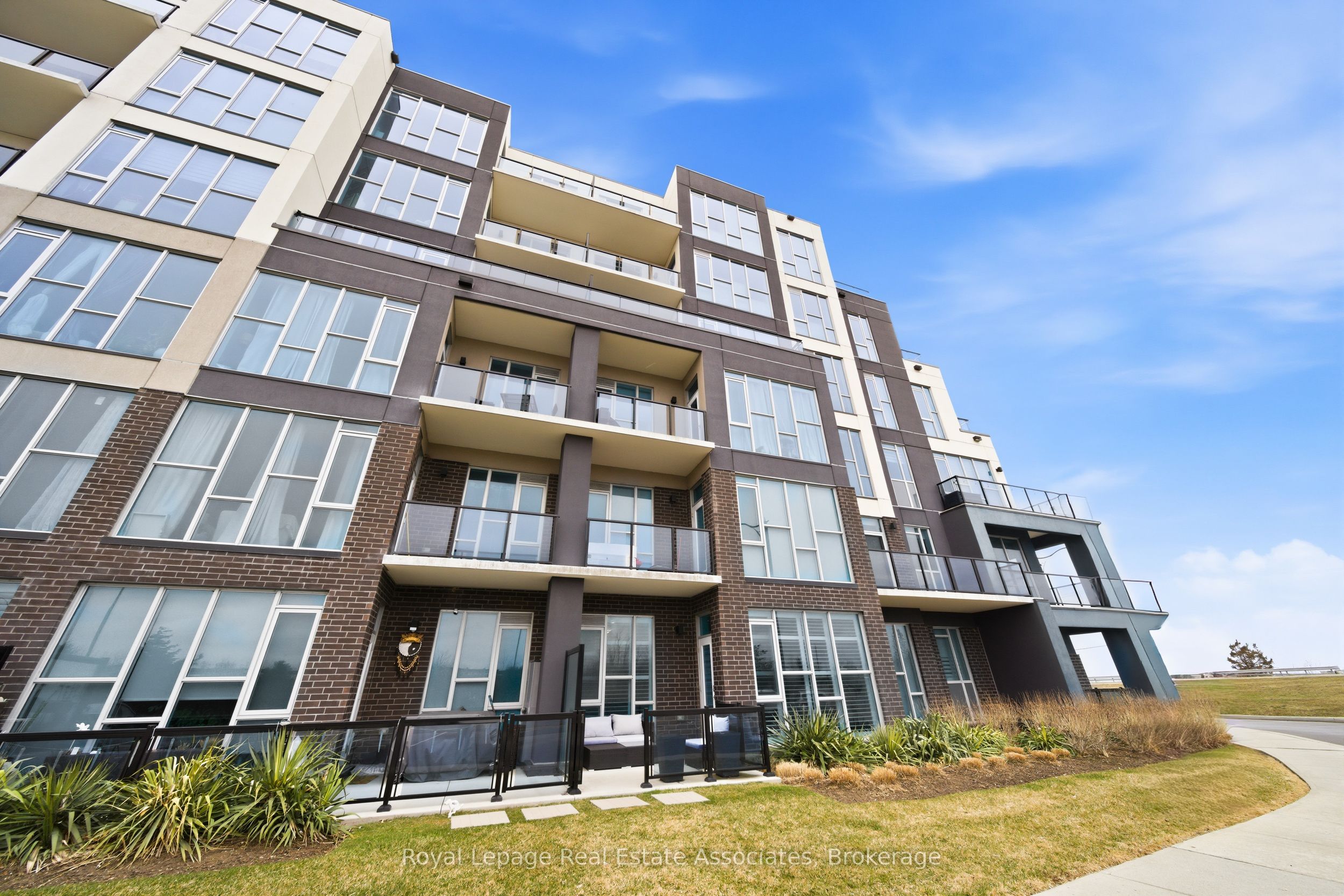 114-16 Concord Place, Grimsby, ON, L3M 0J1