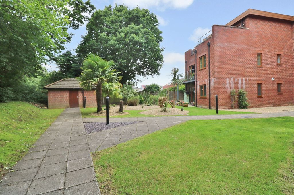 Additional image 25 of 3 bed flat for saleBotley Road, West End SO30