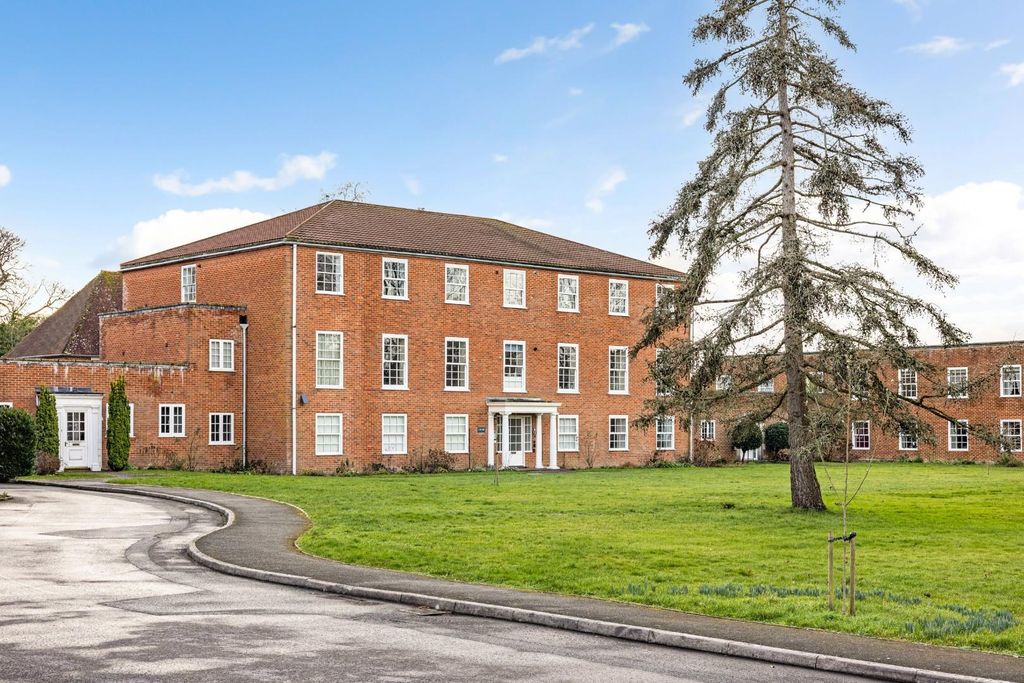 2 bed flat for saleThe Close, Salisbury SP1