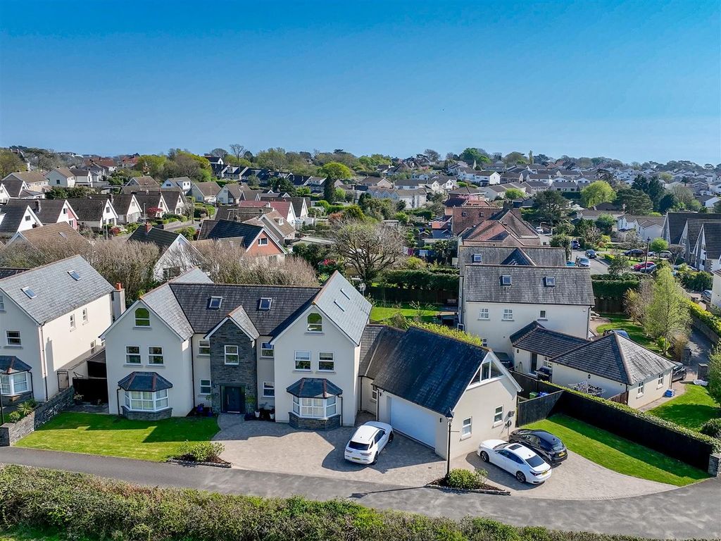 6 bed detached house for saleLady Housty Avenue, Newton SA3