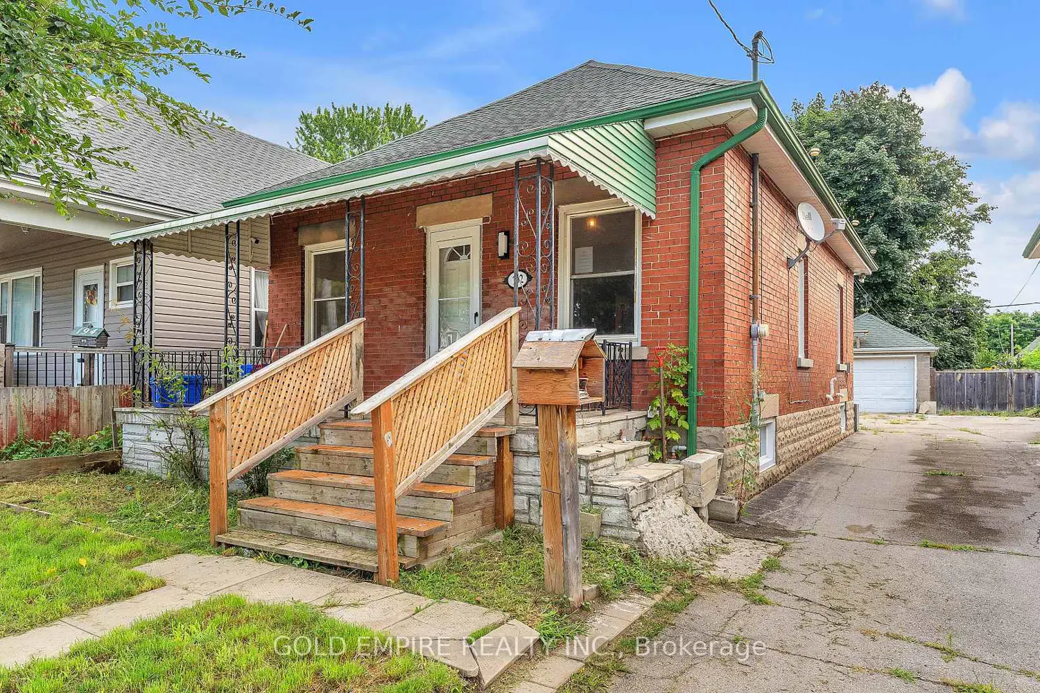 192 St Julien Street photo 2