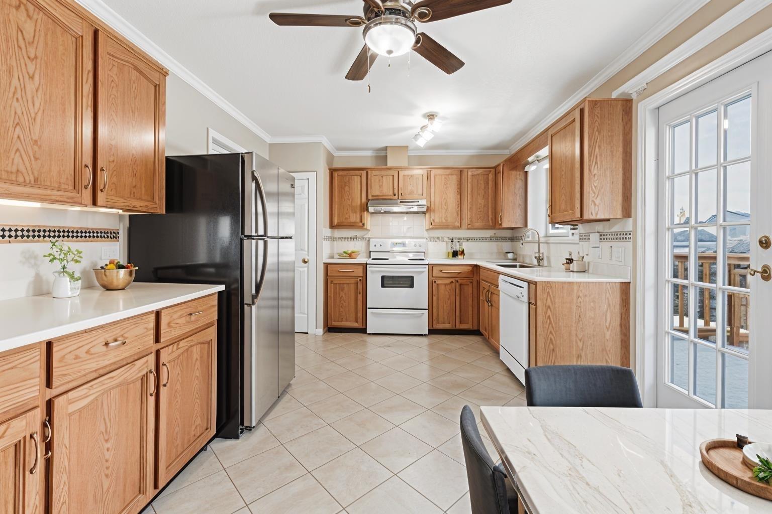 Upper level 6171 192 STREET