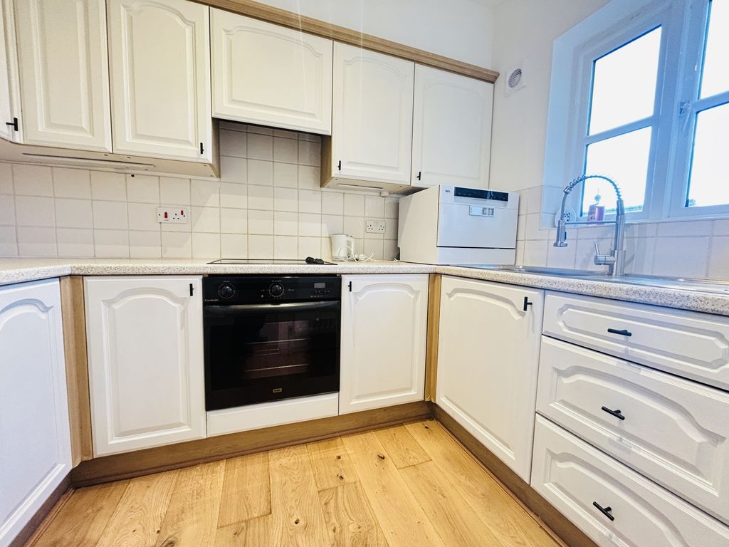 4 bed flat for saleGilesgate, Durham, County Durham DH1 photo 3