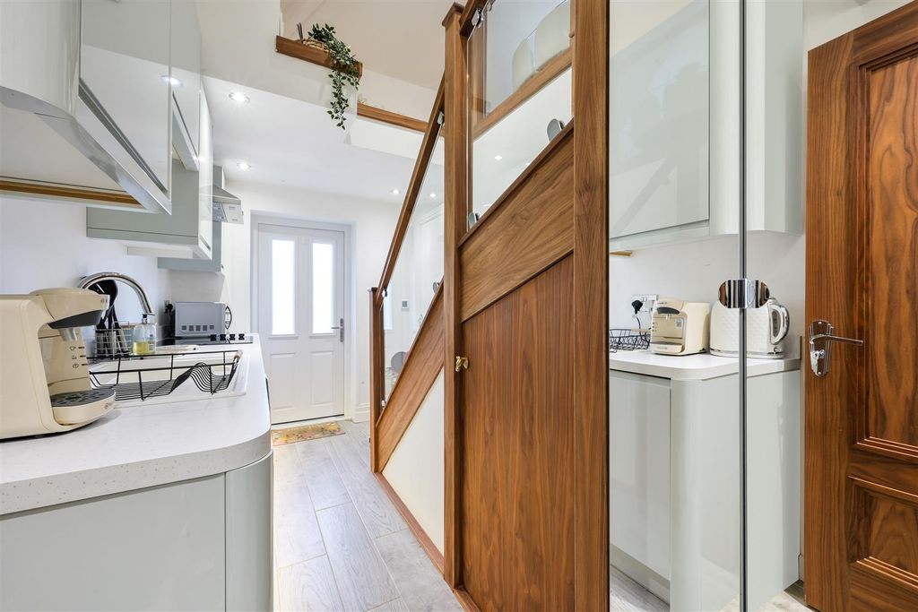 Additional image 32 of 3 bed flat for saleWoodland Way, Kingswood KT20