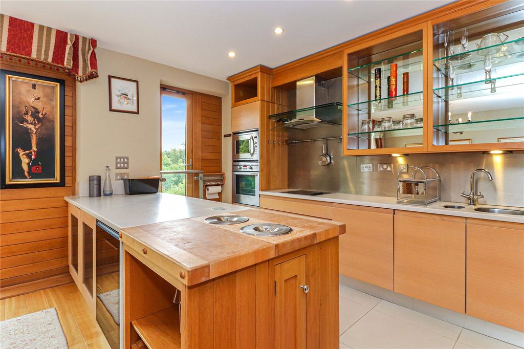 Additional image 4 of 2 bed flat for saleCliveden Gages, Taplow, Buckinghamshire SL6