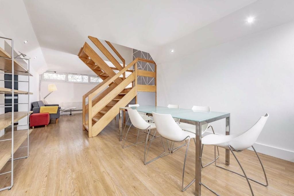 3 Bed Maisonette, Thomas Baines Road, SW11, N1 7GU