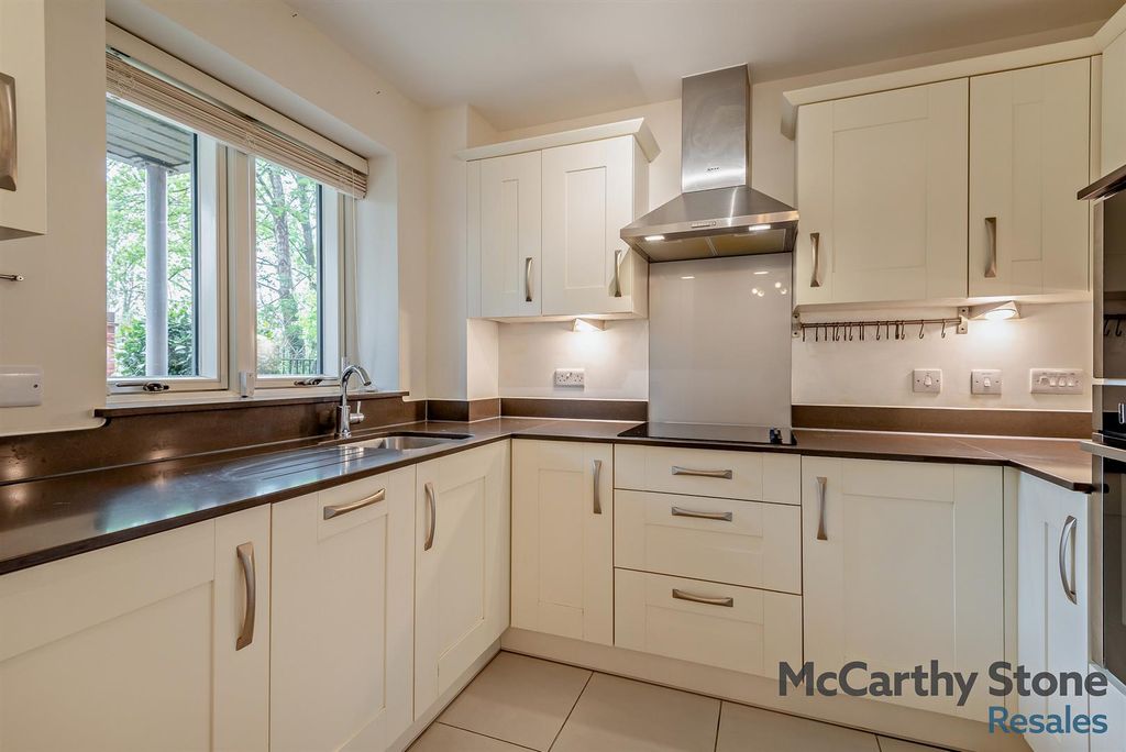 2 bed flat for saleCanning Place, Granham Close, Marlborough SN8 photo 5