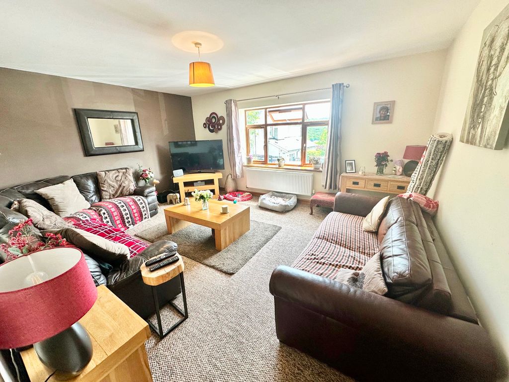 5 bed detached house for saleTy Cwtch, Stoney Road NP4 photo 5