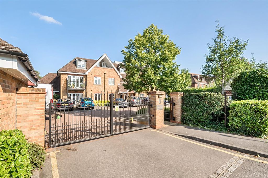 2 bed flat for saleCallaway, Shoppenhangers Road, Maidenhead SL6