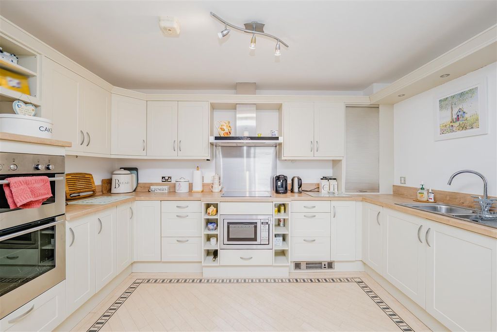 3 bed flat for saleY Cerigos, Barry CF62 photo 5
