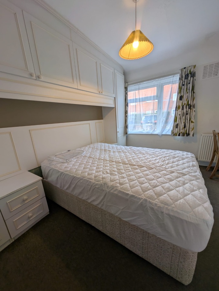 3 Bed Semi-Detached House, Kelso Gardens, LS2, N1 7GU