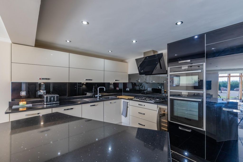 2 bed flat for saleWindsor Esplanade, Cardiff CF10 photo 3