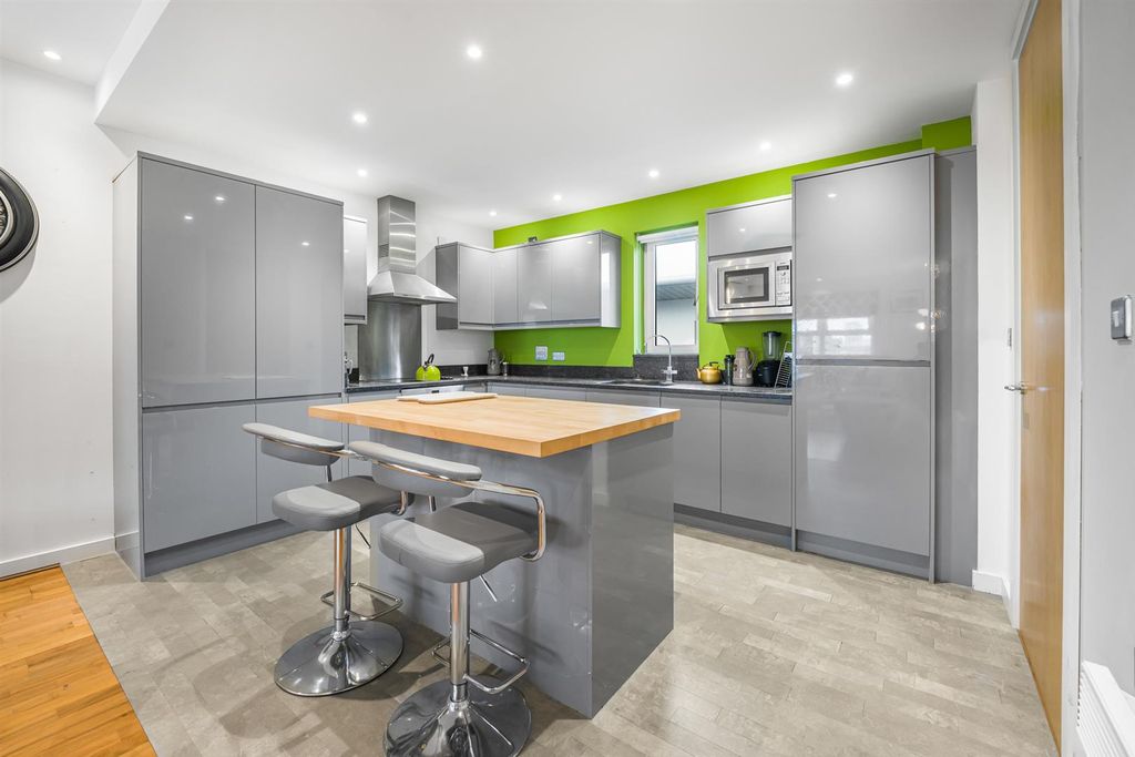 3 bed flat for salePark View, Greyfriars Road, Cardiff CF10