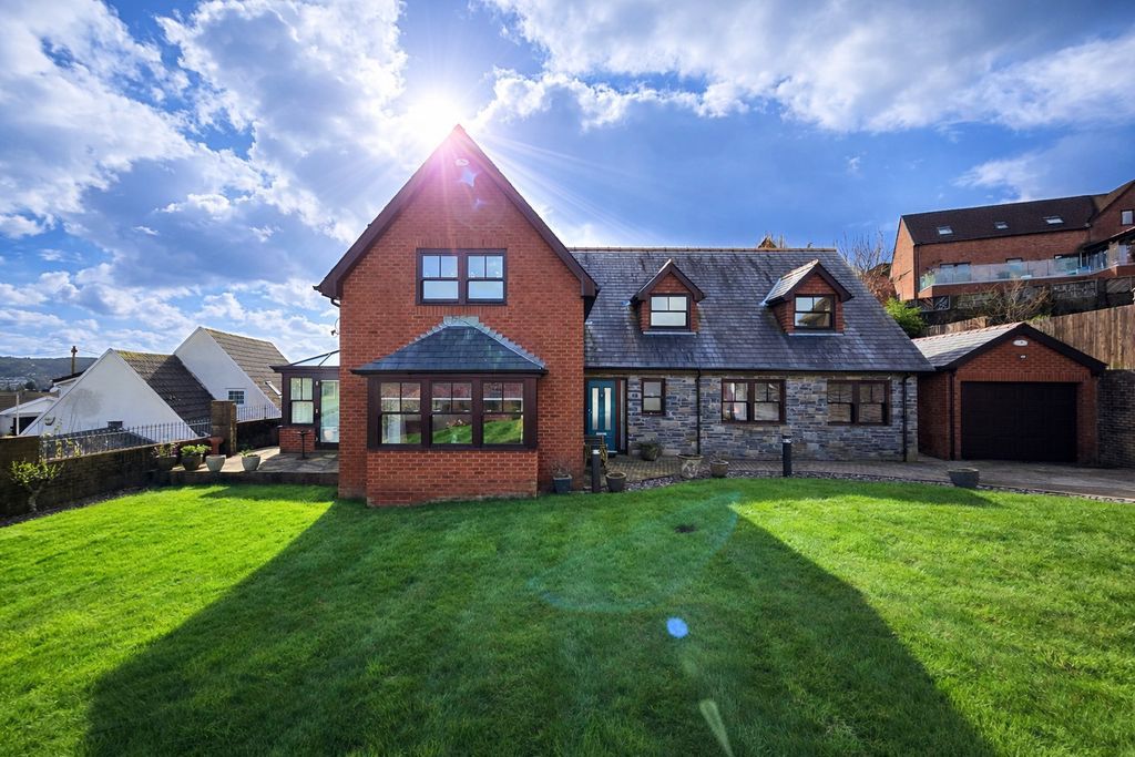 4 bed detached house for saleClos Maes Mawr, Energlyn CF83