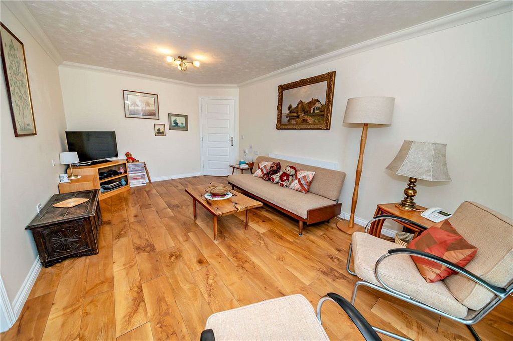 Additional image 7 of 2 bed flat for saleWest Street, Newbury, Berkshire RG14