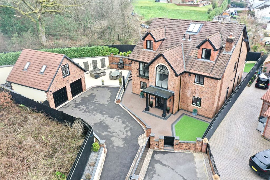 5 bed detached house for saleOak Tree Rise, Newbridge NP11