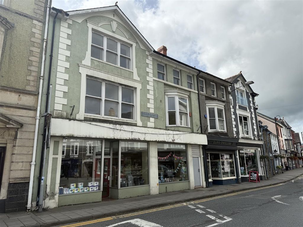 9 bed flat for saleHarford Square, Lampeter SA48