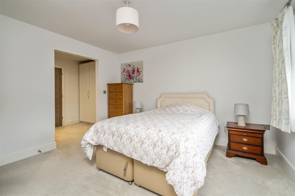Additional image 7 of 3 bed flat for saleApartment 1 Fairway Lawns, Dovehouse Lane, Solihull B91