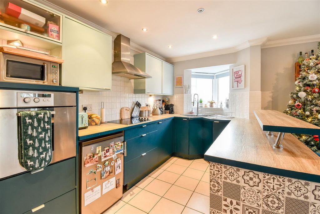 Additional image 4 of 2 bed flat for saleHeol Cilffrydd, Barry CF63