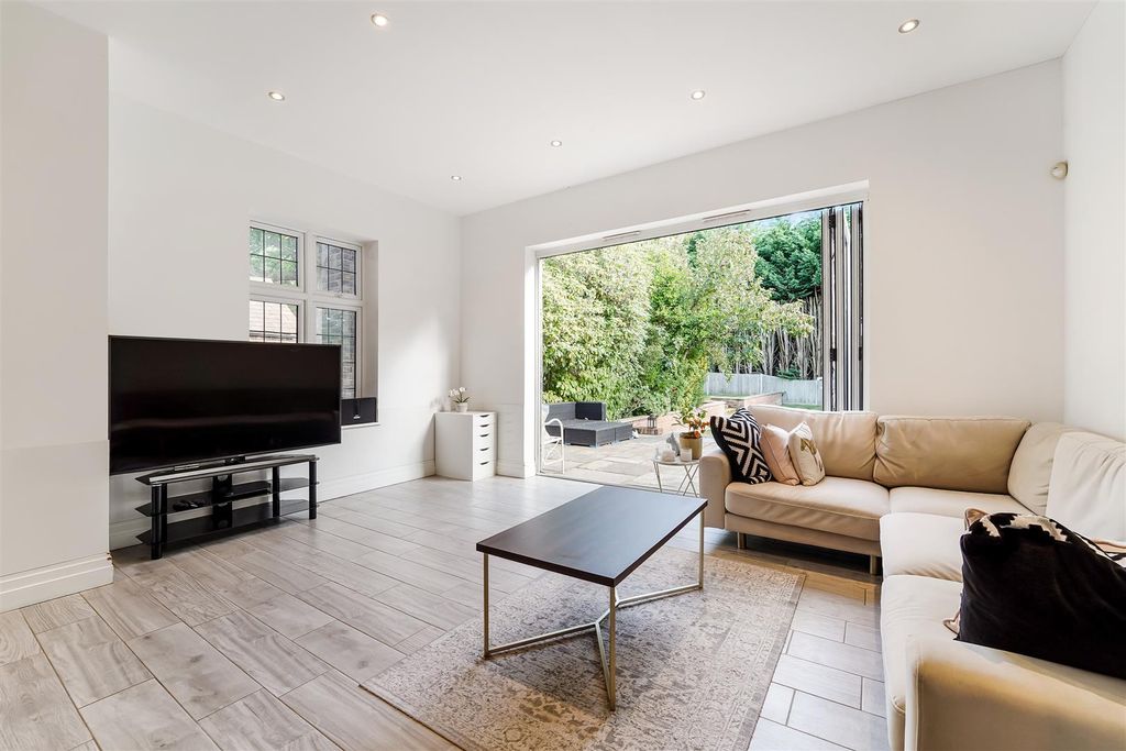 Additional image 7 of 3 bed flat for saleWoodland Way, Kingswood KT20
