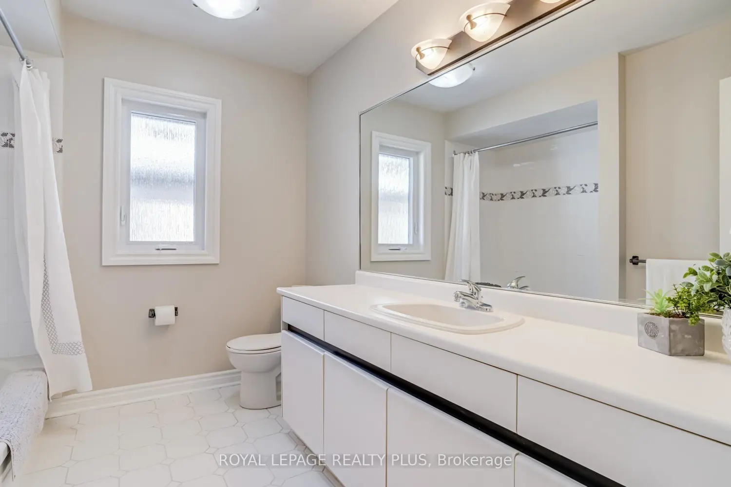 Additional image 10 of 2530 Jarvis Street