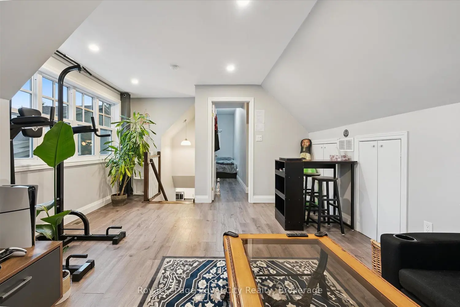 Additional image 12 of 60 Hands Drive