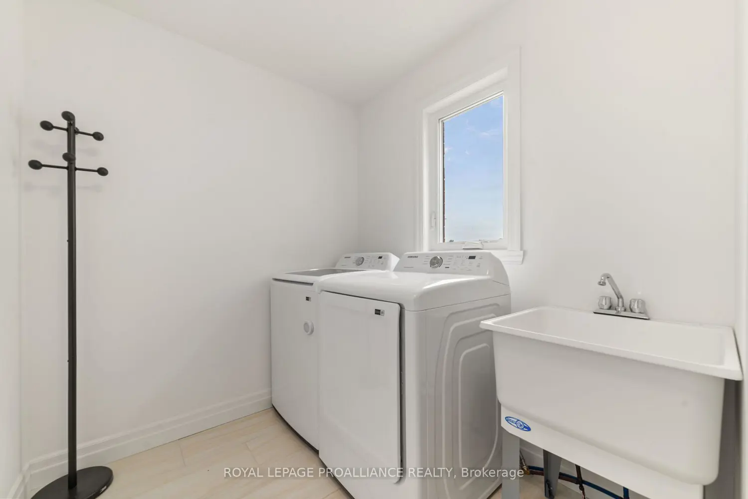54 Lanark Drive photo 3