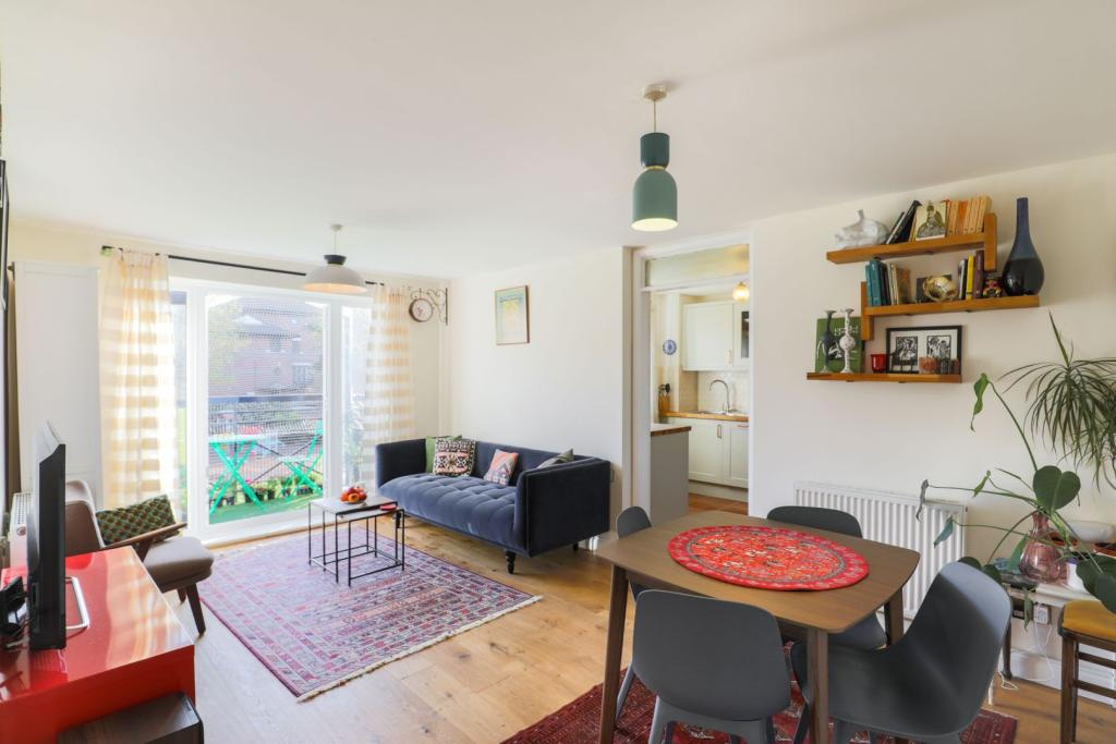 2 Bed Flat, Sunningdale Close, SE16, N1 7GU
