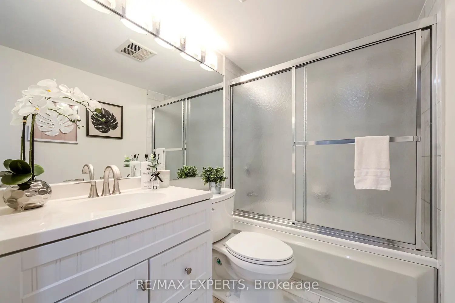 Additional image 15 of 942 Yonge Street 1006