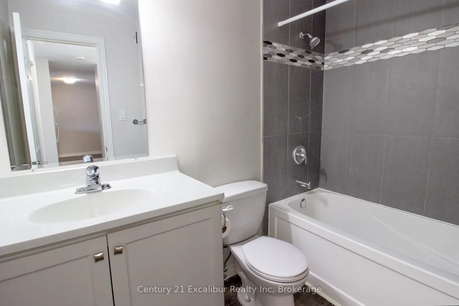 Additional image 8 of 320 Queen Street 16