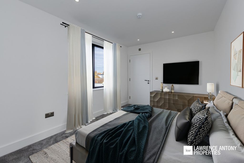 Additional image 11 of 2 bed penthouse for saleGrand Parade, Leigh-On-Sea SS9