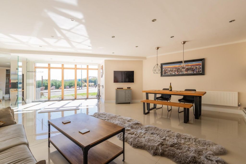 2 bed flat for saleWindsor Esplanade, Cardiff CF10 photo 2