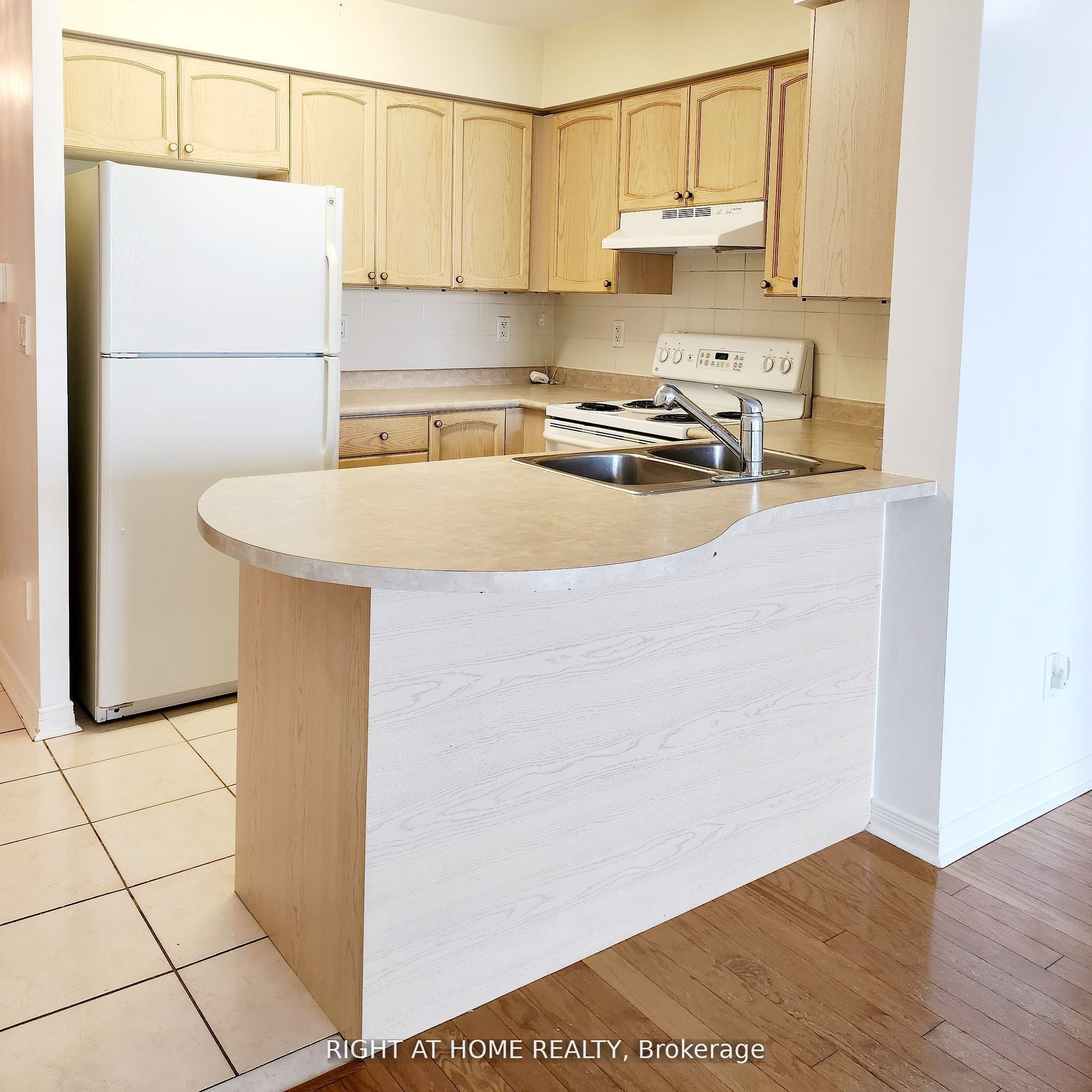 Additional image 2 of 401-23 Oneida Crescent, Richmond Hill, ON, L4B 0A2