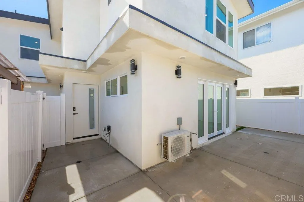 3839 Baker St, San Diego, CA 92117 photo 2