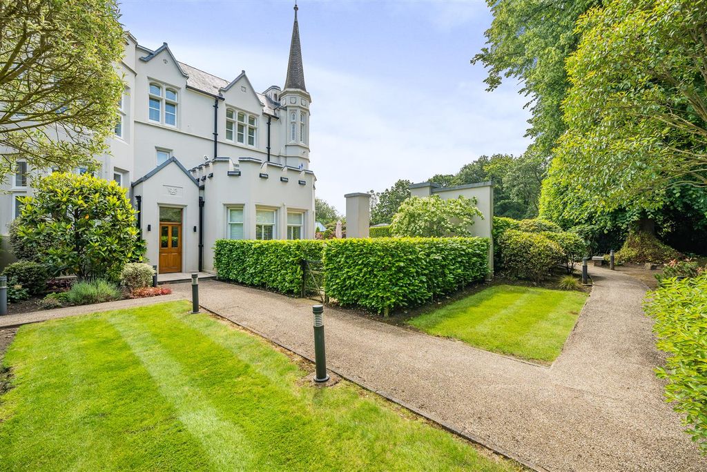 3 bed flat for saleWoodland Way, Kingswood KT20