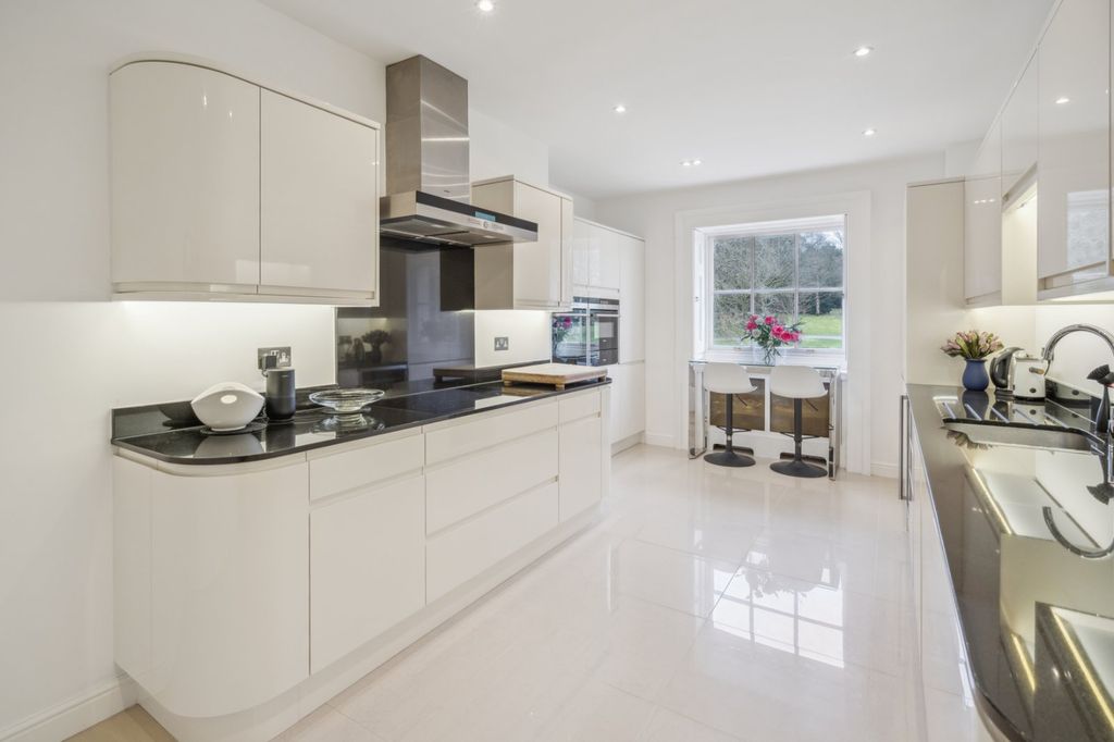 Additional image 2 of 3 bed flat for saleMissenden Road, Amersham, Buckinghamshire HP7